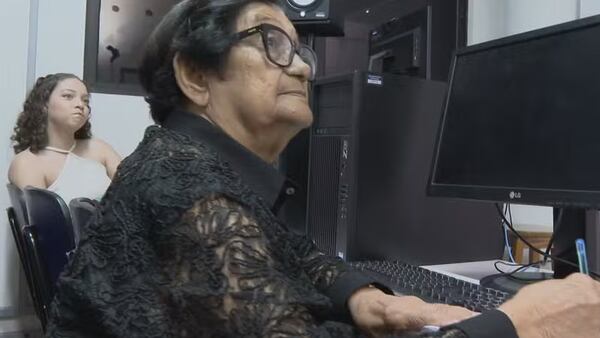 Aos 90 Anos, mulher desafia idade e volta à universidade em Pernambuco