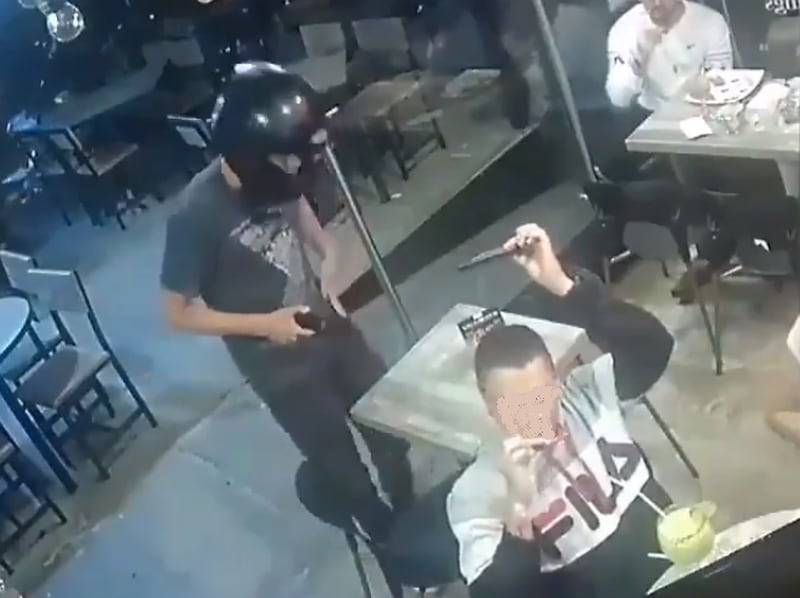 Vídeo mostra curiosa reação de homem que continua comendo ao ser assaltado em restaurante; assista