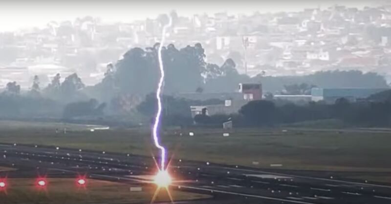 Vídeo impressionante registra momento exato em que raio atinge pista do Aeroporto de Guarulhos.