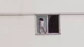 Vídeo: criança brincando na janela do 4º de prédio andar deixa vizinhos apavorados