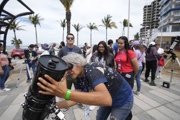 Mulher na Flórida dispara AR-15 contra carros durante o eclipse