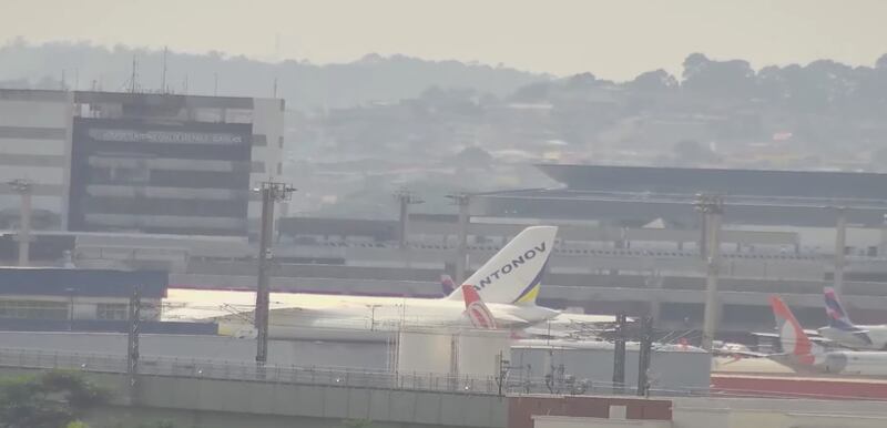 VÍDEO: segundo maior avião cargueiro do mundo sai da pista ao pousar no Aeroporto de Guarulhos