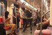 Mulher é brutalmente agredida em metrô após pedir que cantor utilizasse máscara