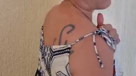 Homem agride esposa e obriga ela a tatuar seu símbolo de ferro de marcar gado