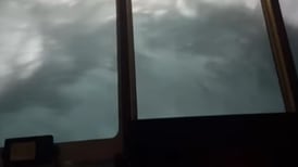 Vídeo flagra momento de pânico em navio durante tempestade intensa em alto mar