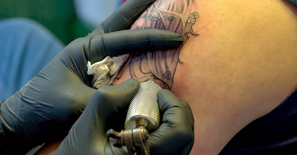 Mujer se queja de que su tatuaje en la espalda ‘llama la atención’ de los hombres – Metro World News Brasil