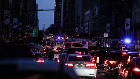Apagão deixa boa parte de Manhattan, em Nova York, no escuro