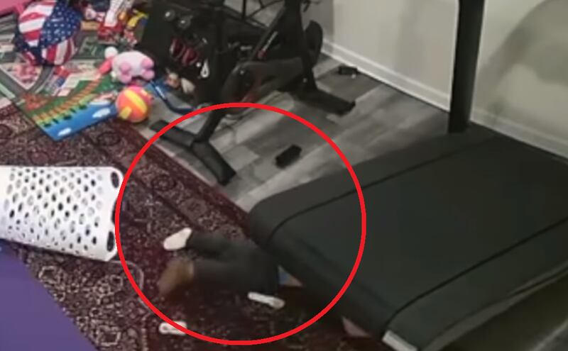 Momento desesperador: Vídeo mostra criança sendo ‘engolida’ por esteira de corrida; veja