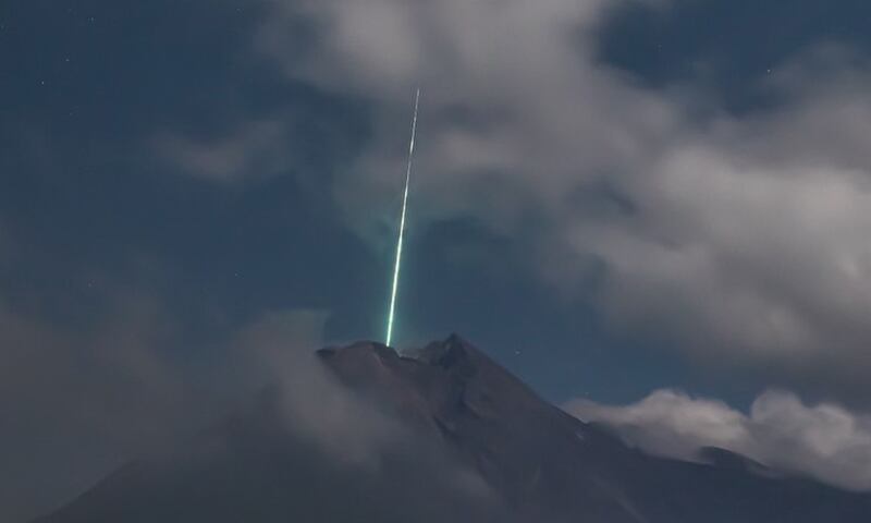 Foto impressionante registra momento em que meteorito em alta velocidade cai bem próximo de vulcão ativo.