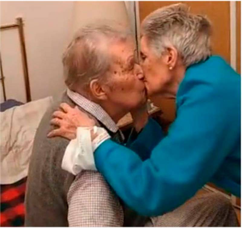 Casal de idosos se reencontra após esposa sair do hospital