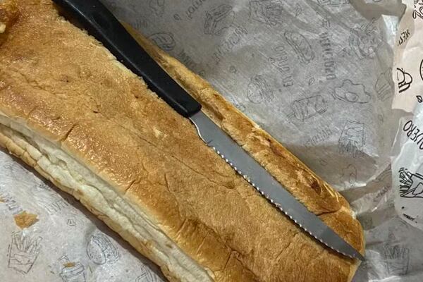 Cliente encontra faca grudada em cachorro-quente e viraliza na internet