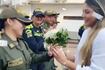 O amor não morreu: o romântico pedido de casamento a uma policial foi registrado em vídeo