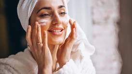 Skincare: 5 passos da sua rotina diária que você deve seguir se tem pele oleosa