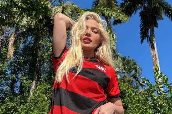 Influenciadora causa ciúme em mulheres de jogadores após virar musa da torcida do Flamengo