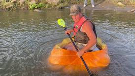 VÍDEO: Homem de 60 anos bate recorde mundial ao descer rio dentro de abóbora gigante, nos EUA