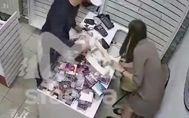 Funcionária de sexshop frustra assalto com ajuda de objeto inusitado; veja vídeo