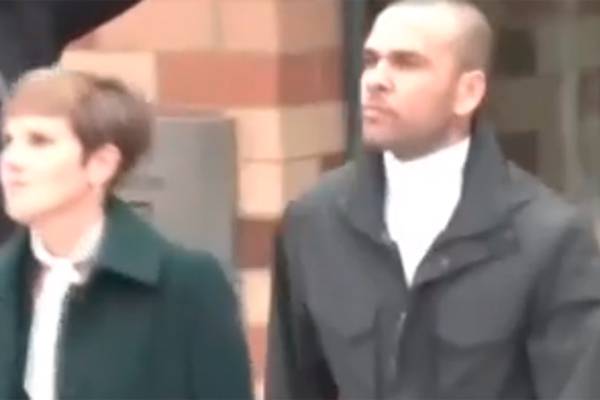 Vídeo: Dani Alves deixa a prisão de Brians 2, em Barcelona, sem falar com a imprensa