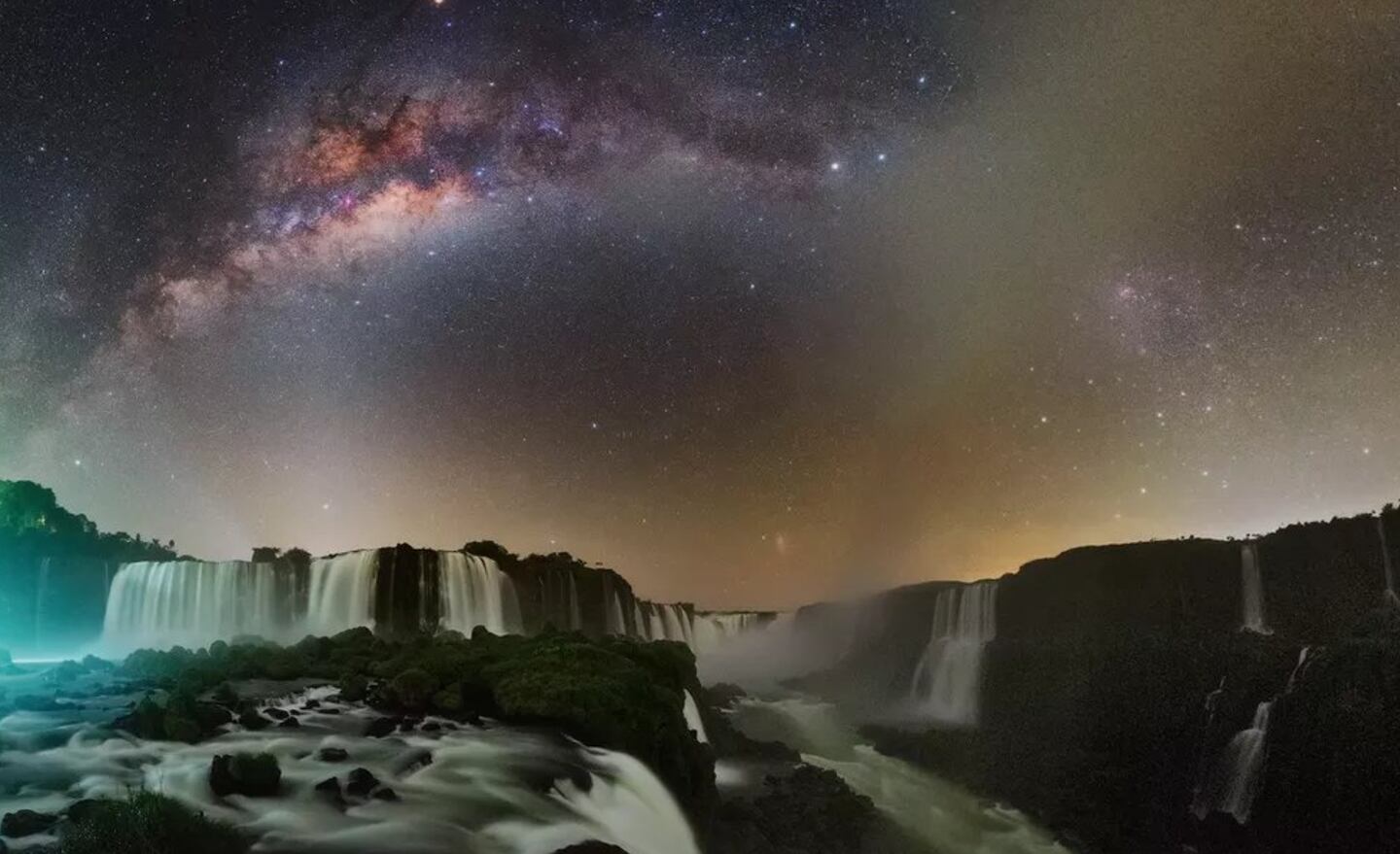 As impressionantes imagens noturnas do céu das Cataratas do Iguaçu registradas durante visitação especial