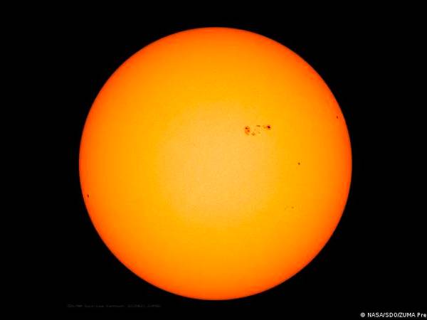 AR3038, a gigantesca mancha solar, tem três vezes o tamanho da Terra