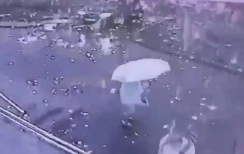 Vídeo: Pedestres são surpreendidos por inusitada 'chuva de faíscas'; assista