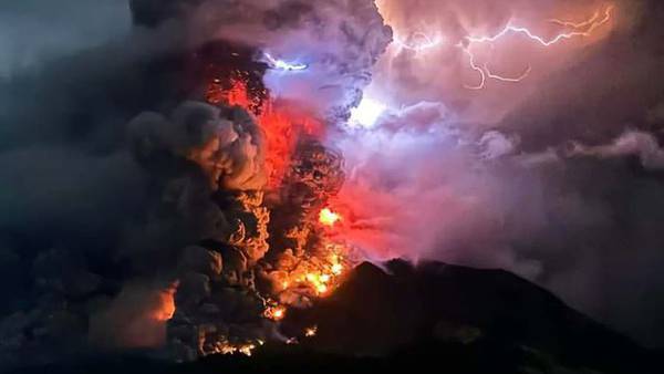 Veja imagens da erupção vulcânica que causou alerta de tsunami na Indonésia