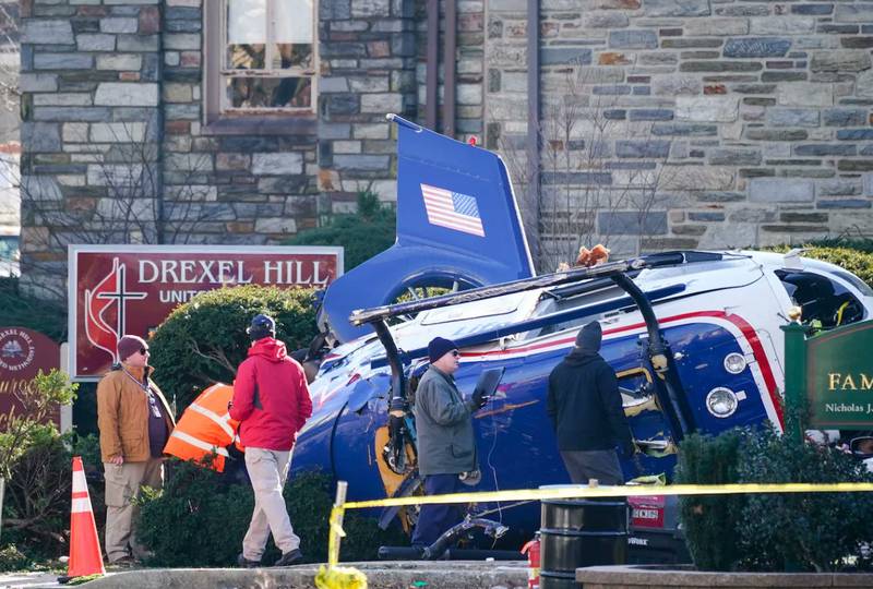 A aeronave caiu em frente a uma igreja
