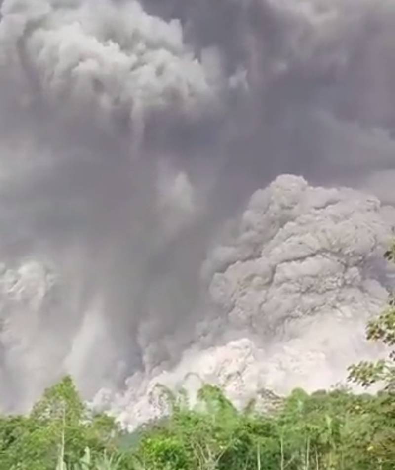 Monte Semeru entra em erupção
