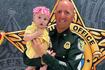 Rencontro emocionante: Policial recebe visita de bebê que salvou em trágico acidente