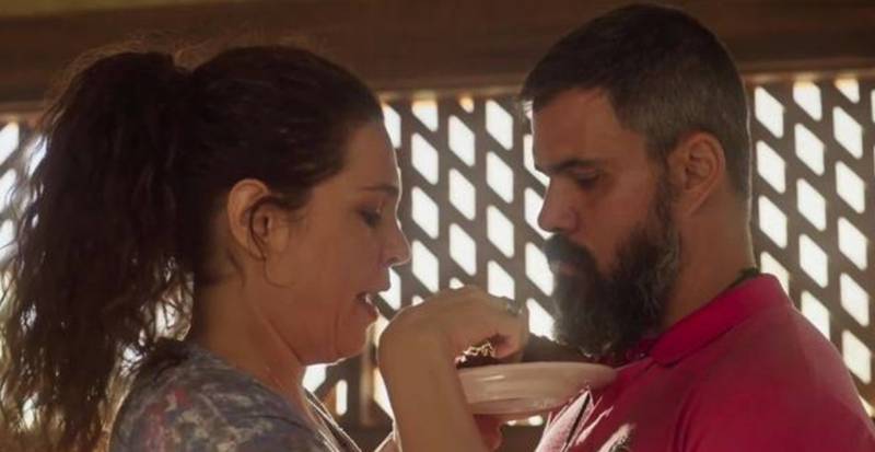 No remake de Pantanal, romance de Maria Bruaca (Isabel Teixeira) e Alcides (Juliano Cazarré) será descoberto por Tenório (Murilo Benício)