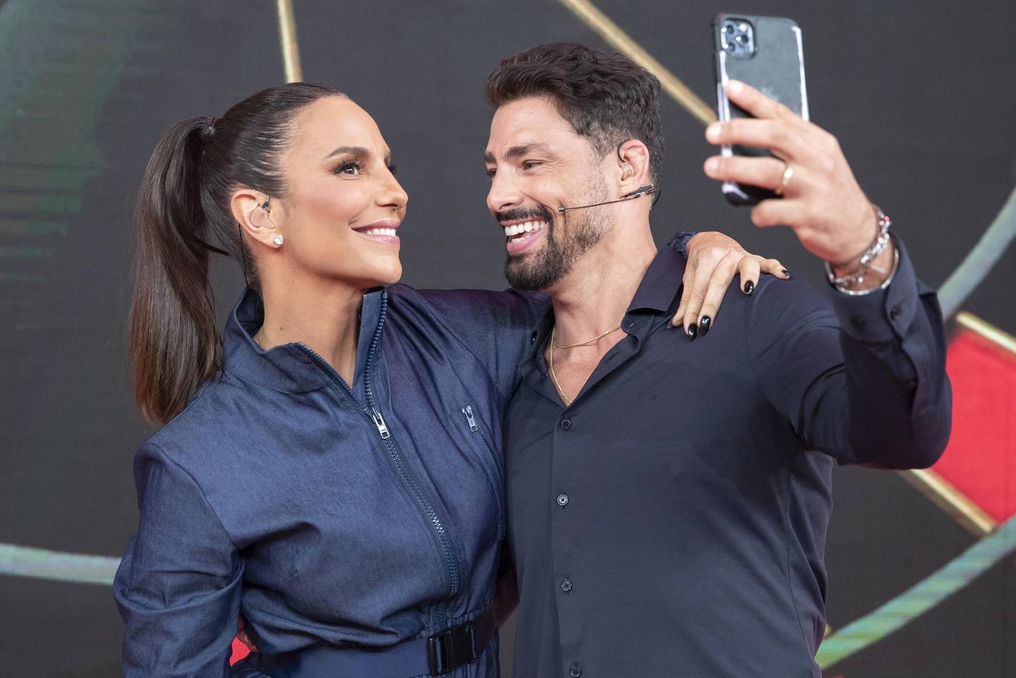 Pipoca da Ivete: Cauã Reymond e Ivete Sangalo tiram selfie durante o programa de estreia na Globo