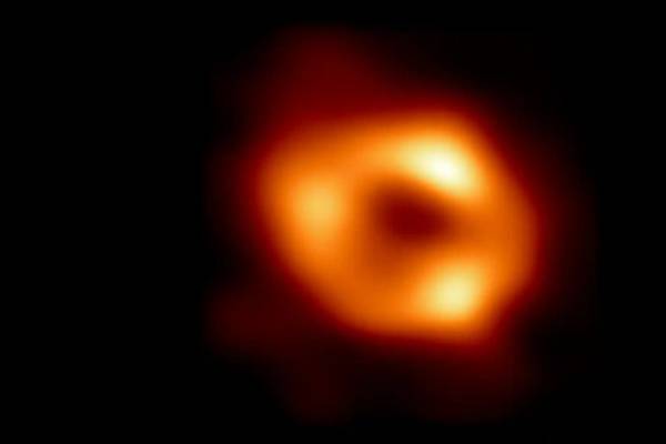 Estranha força eletromagnética girando em espiral no buraco negro da Via Láctea