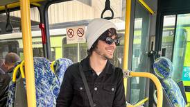“Minha primeira vez”, revela Fiuk ao compartilhar foto dentro de ônibus aos 32 anos