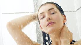 É possível manter o seu cabelo limpo e fresco sem uma única gota de água?