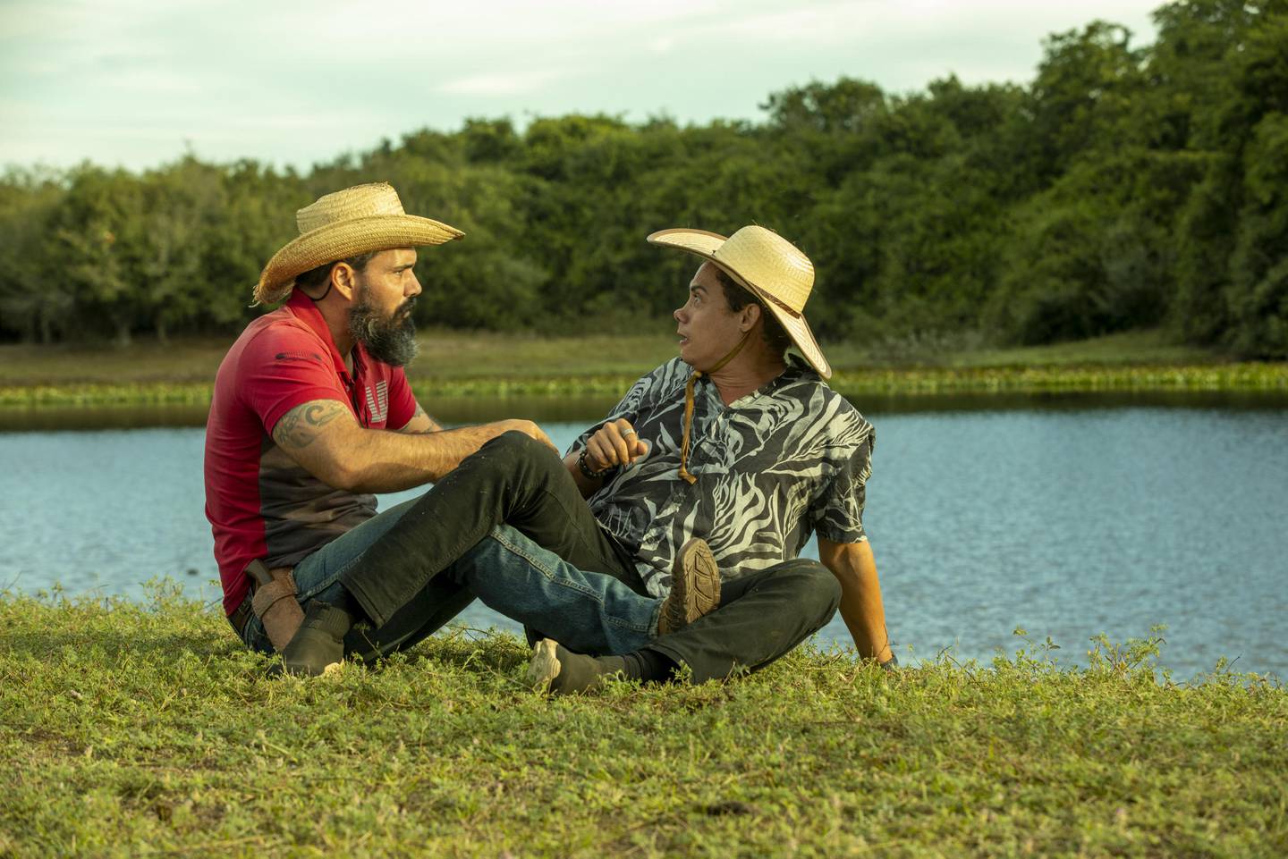 Pantanal: Alcides (Juliano Cazarré) e Zaquieu (Silvero Pereira) são surpreendidos por uma onça