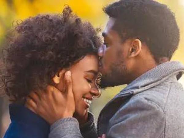 O que significa um homem beijar sua testa?