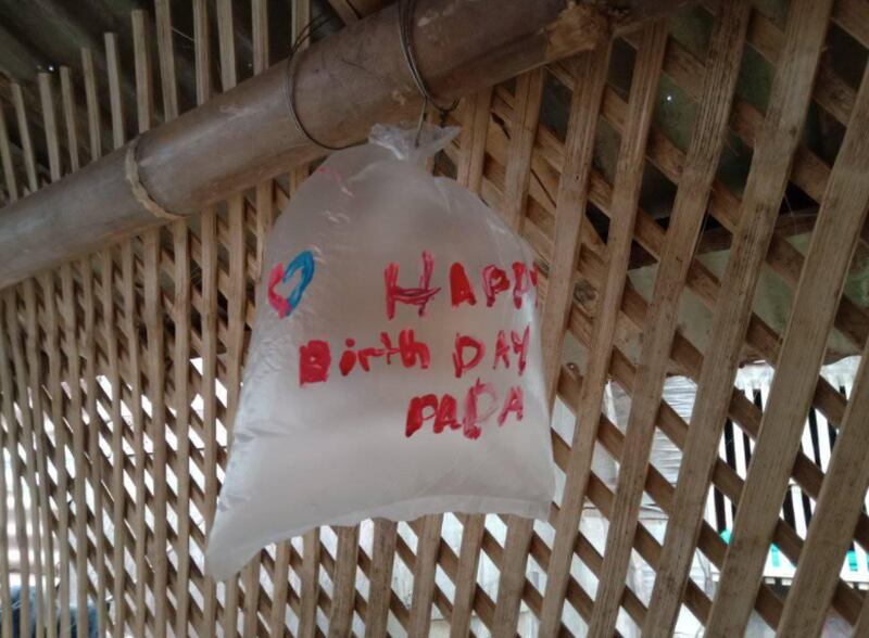 Sem recursos, crianças usam sacolas plásticas como balões para celebrar aniversário do pai; saiba mais