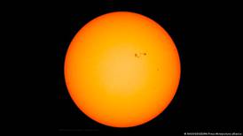 AR3038, a gigantesca mancha solar, tem três vezes o tamanho da Terra