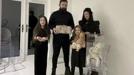 ‘Família Addams da vida real’ ouve garotinha chorando em casa mal-assombrada, na Inglaterra