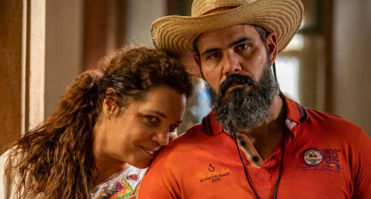 Em "Pantanal", Alcides (Juliano Cazarré) fica com ciúmes ao ver Maria (Isabel Teixeira) chorar a morte de Tenório (Murilo Benício)