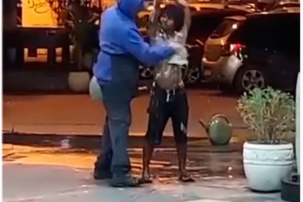 Vídeo de frentista de posto de gasolina dando banho em morador de rua leva as redes à loucura