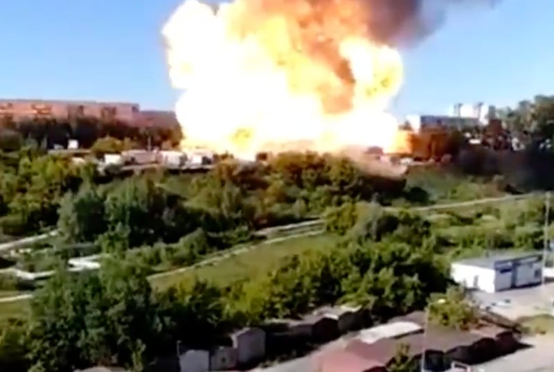 Vídeo registra impactante explosão com ‘bola de fogo gigante’ em posto de gasolina na Sibéria