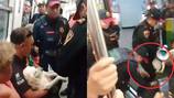 Policiais retiram do metrô um usuário que estava levando seu cachorro ferido ao veterinário
