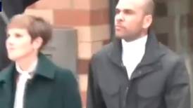 Vídeo: Dani Alves deixa a prisão de Brians 2, em Barcelona, sem falar com a imprensa