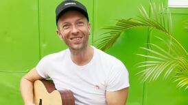 Vocalista do Coldplay aparece de surpresa em pub no Reino Unido e canta para clientes