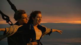 Homem tenta recriar pose icônica do Titanic com namorada e situação acaba terminando em tragédia