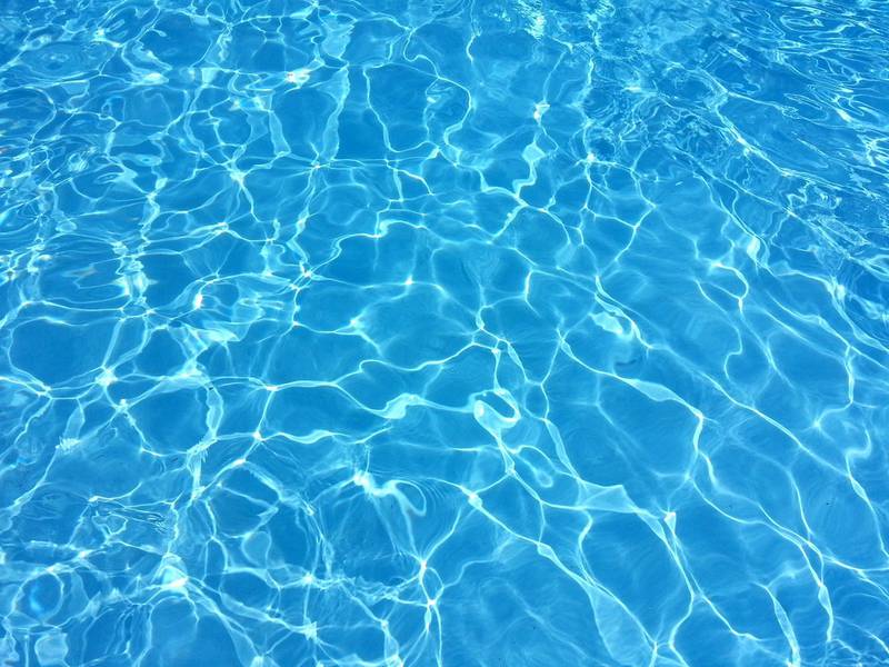 Jovem é encontrado morto ao lado de piscina