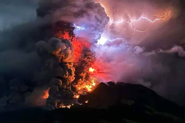 Veja imagens da erupção vulcânica que causou alerta de tsunami na Indonésia