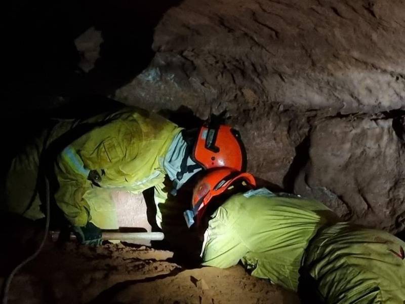 Bombeiros seguem desaparecidos após desabamento em caverna