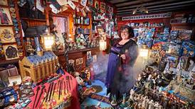 Maior colecionadora de itens da franquia Harry Potter gasta mais de R$700 por mês para expandir sua coleção