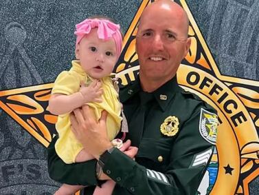 Rencontro emocionante: Policial recebe visita de bebê que salvou em trágico acidente